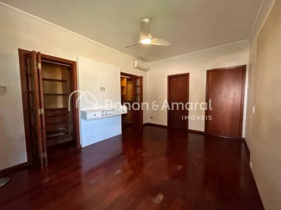 Imagem Linda casa em condomínio fechado. No piso superior há um hall, 3 quartos com varanda, sendo uma su...