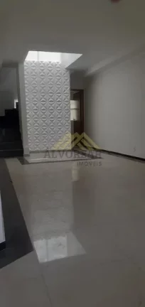 Imagem Sobrado à Venda 3 Dormitórios | 3 Min da Av. Sabará!