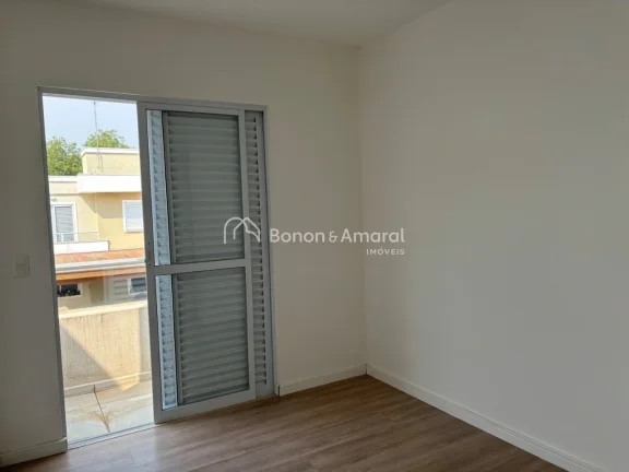 Imagem Esta encantadora casa geminada em Valinhos conta com 3 dormitórios, sendo 1 suíte. No térreo, voc...