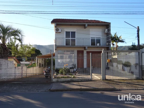 Casa de 03 dormitórios com terreno amplo,