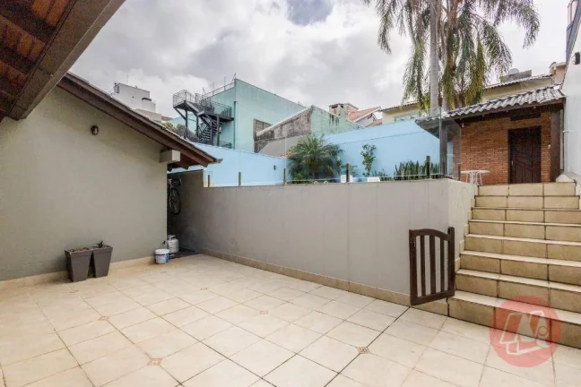 Imagem Casa de 208 m² com 4 quartos, 3 vagas e piscina.