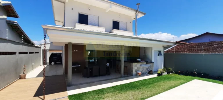 Imagem Luxo e Conforto: Casa de Alto Padrão à Venda no Jardim Britânia, Caraguatatub