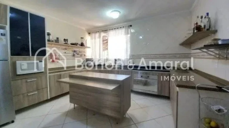 Imagem Chácara em excelente localização, rodeada por muito verde, em um terreno de 2.000 m² e área con...