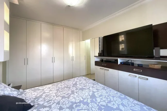 Imagem Este espaçoso apartamento oferece uma combinação perfeita de conforto e conveniência. Com quatro...