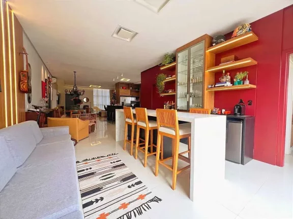 Imagem Casa mobiliada em condomínio fechado com 3 suítes e 4 vagas de garagem em Camboriú