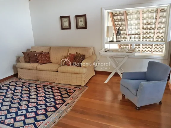 Imagem Este charmoso sobrado está em uma localização privilegiada, com um quintal encantador, jardim exu...