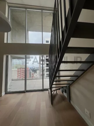 Imagem Venha conhecer essa penthouse totalmente reformada e nunca habitada nos Jardins! Com 2 quartos, sendo 2 suítes, e um total de 3 banheiros, este imóv