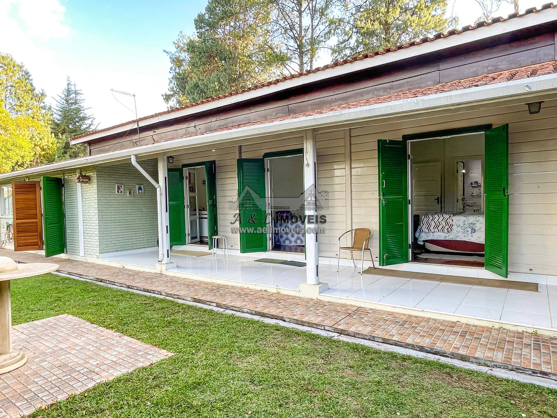 Imagem Casa à venda em Campos do Jordão - Com vista panorâmica e lareira