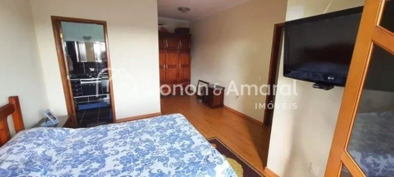 Imagem Excelente casa com 3 dormitórios, sendo 1 suíte com varanda, banheiro social, e um living amplo qu...