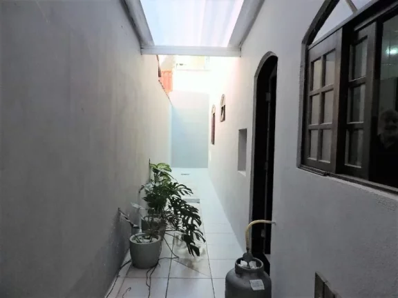 Imagem CASA RECEM REFORMADA EM FRENTE DE UM LAGO