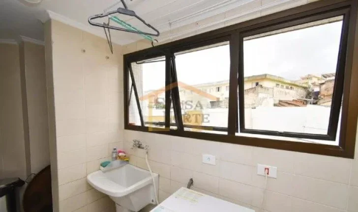 Imagem Apartamento com 3 dormitórios, sendo 1 suíte, totalizando 4 banheiros. Possui 150 m² de área, lo...