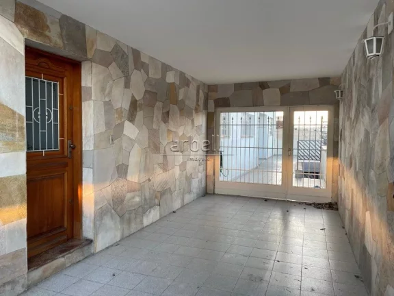 Imagem Sobrado com 250 metros quadrados, living, ampla cozinha com armários, 3 dormitórios sendo 1 suíte...