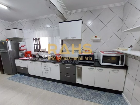 Imagem Lindo sobrado, totalmente averbado, com muito espaço e charme, sua área privativa de 175m² em um ...