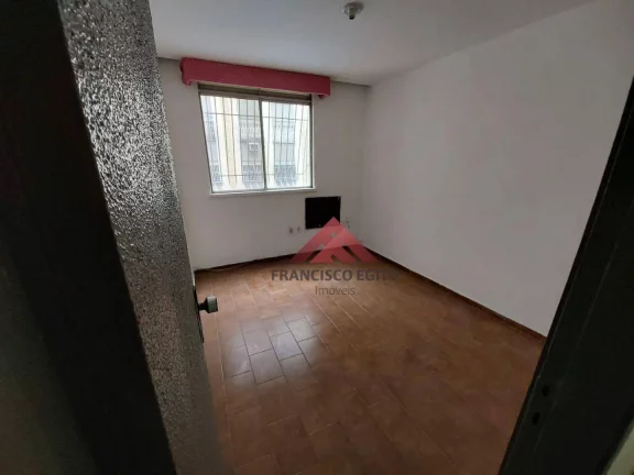 Imagem Apartamento com sala dois quartos,cozinha,area de serviço e a dependencia revertida para um terceiro quarto,colado ao super mercado Real,e próximo ao