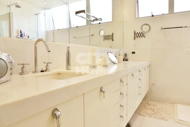 Imagem Apartamento de 346m² com ambientes amplos, e agradável varanda. Reformado com luxo e requinte. Sã...