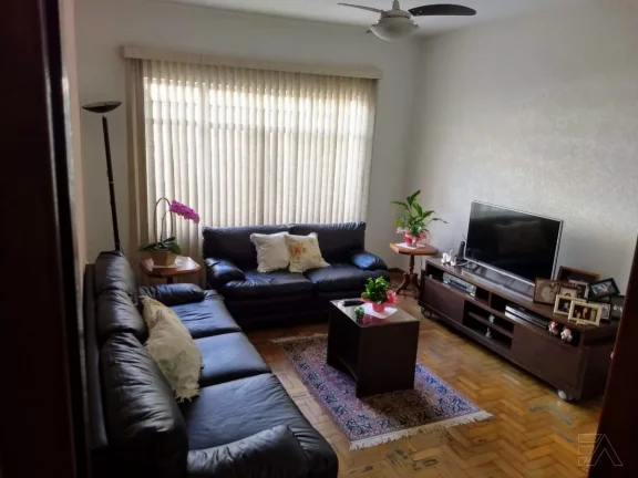 Imagem oportunidade! Ótima casa no centro de Atibaia com 287 m2 de terreno, quintal e porão