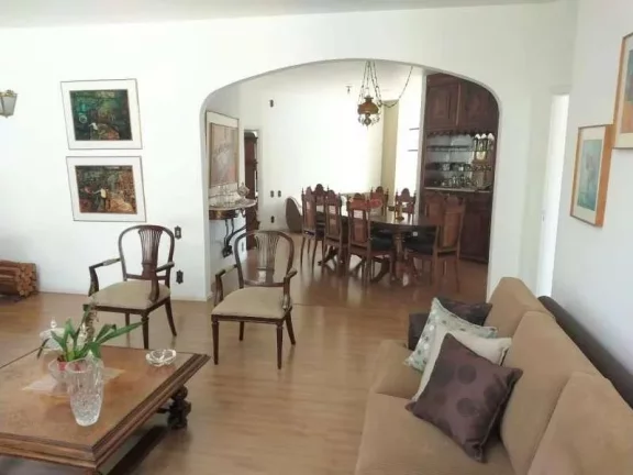Imagem Confira esta linda casa em bairro tradicional de Barbacena/MG - Mansões!