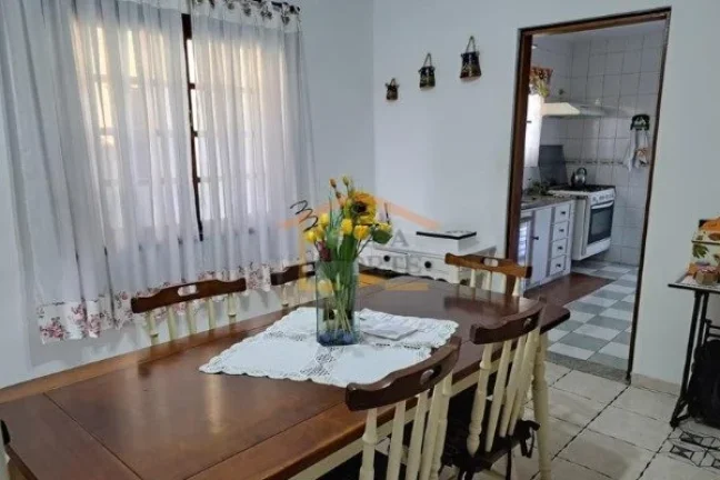 Imagem Sobrado com 210 m² de área útil, bem arejada e com excelente iluminação natural. Possui 3 dormi...