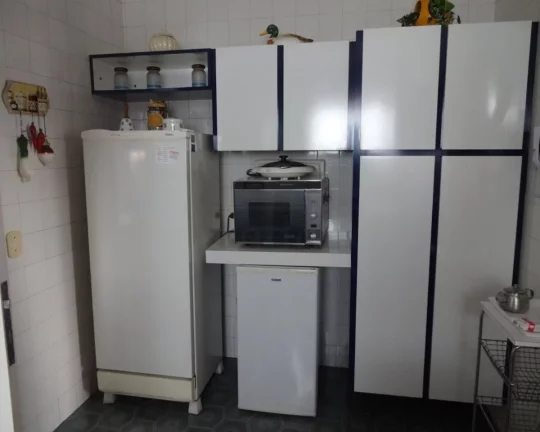 Imagem Apartamento bem distribuÃ­do com piso de madeira e armÃ¡rios, living para 03 ambientes, lavabo, ...