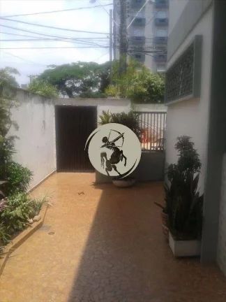 Imagem OPORTUNIDADE! SOBRADO DE ESQUINA IDEAL PARA COMERCIO OU MORADIA PRECISA DE MODERNIZAÇÃO