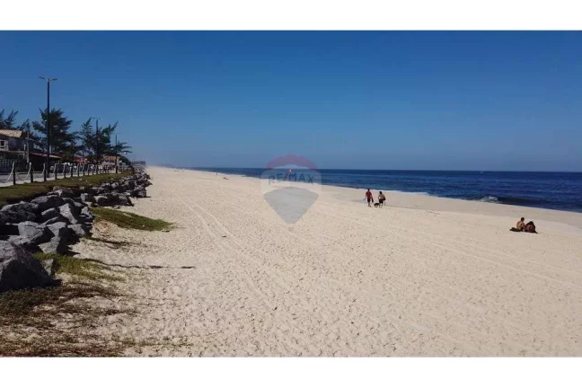 Imagem Terreno plano e murado de frente para o mar na barra de Maricá.