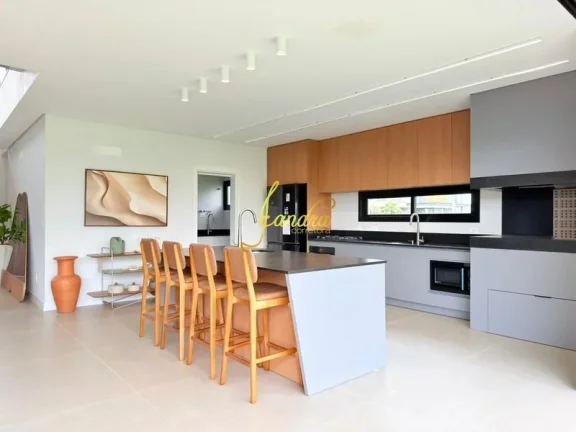Imagem Sobrado com 04 suítes, 220m² mobiliado e decorado