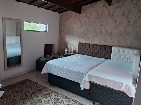 Imagem Sobrade de Alto Padrão 125m², 4 Quartos, 2 Suítes, 2 Vagas, 4 Banheiros, Área de Lazer com Churrasqueira e fogão a lenha no Parque São Vicente, Mauá-SP