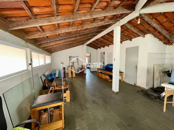 Imagem Esta excelente casa está situada a apenas 5 minutos da orla de Caraguatatuba, no bairro Poiares, um...