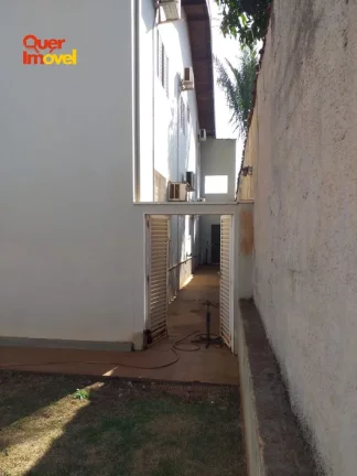 Imagem Casa para locação no Parque dos Lagos em Ribeirão Preto-SP: 3 quartos, 1 suíte, 2 salas, 3 banheiros, 1 vaga, 354m² de área.