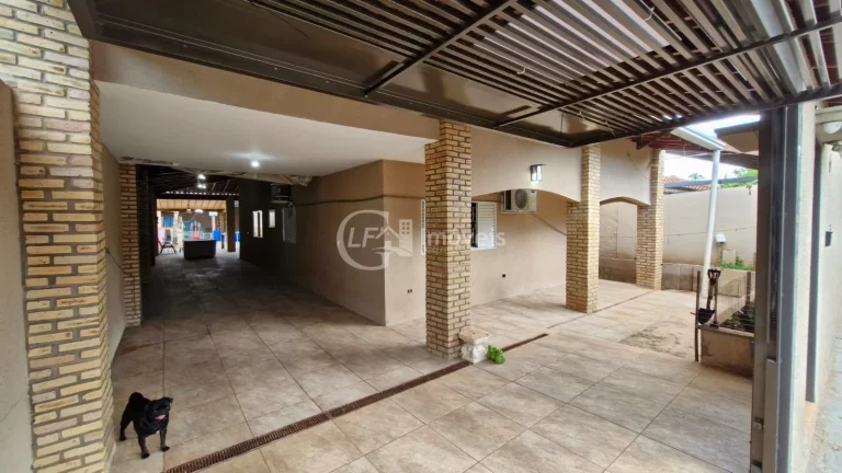 Imagem Você busca um imóvel que une conforto, espaço e potencial de investimento, essa casa no bairro Santo Antônio é a escolha ideal.