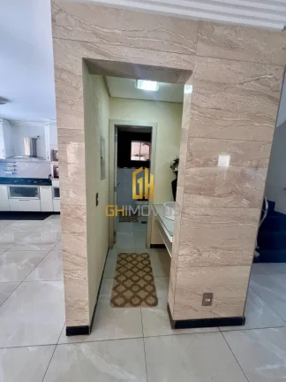 Imagem GH1962

O sobrado possui 

- 3 suítes plenas (sendo 1 com sacada)
- Sala 3 ambientes 
- Cozinha ame...