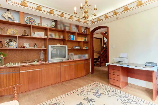 Imagem Residência com 4 Dormitórios sendo 1 Suíte, 4 Vagas de Garagem e Galpão Comercial.