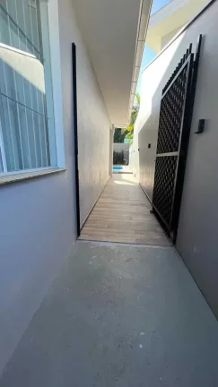 Imagem Casa Alto Padrão com 3 dormitórios sendo 1 suíte e 2 vagas - Floresta | Joinville/SC