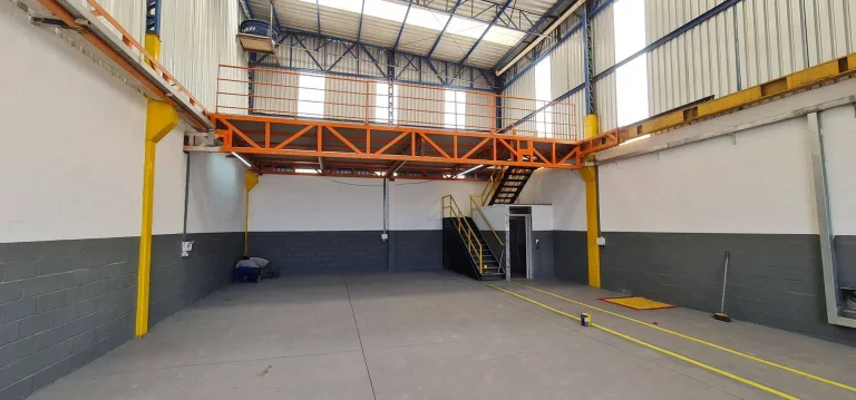 Imagem Galpão para Alugar com 240m², 2 vagas na Vila Homero Thon - Santo André