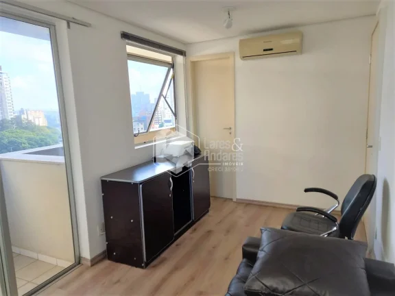Imagem SALA À VENDA, COM 37M² 2 SALAS + RECEPÇÃO, 2 BANHEIROS, COM SACADA E VISTA DO NONO ANDAR, COM 1 VAGA EM FRENTE A ESTAÇÃO PARAISO DO METRÔ - VILA MARIANA