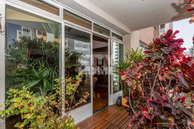 Imagem Belíssimo apartamento em edifício histórico na rua mais charmosa e arborizada de Higienópolis. A...
