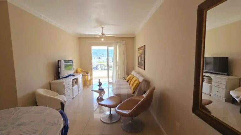Imagem Apartamento quadra mar com 2 dormitórios sendo 1 suíte e 1 vaga em Balneário Camboriú/SC