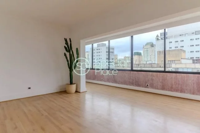 Imagem Linda Penthouse no miolo do bairro. São 231m² de área privativa, 3 dormitórios ( 1 suíte) e 2 v...