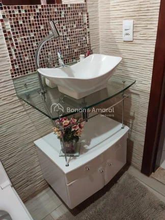 Imagem Esta encantadora casa de madeira oferece um ambiente acolhedor e confortável, perfeita para a famí...