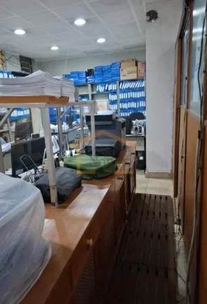 Imagem Salão com 105 m², sendo 60 m² de vão livre, conta com 2 banheiros, copa e 2 vagas de garagem. 

...