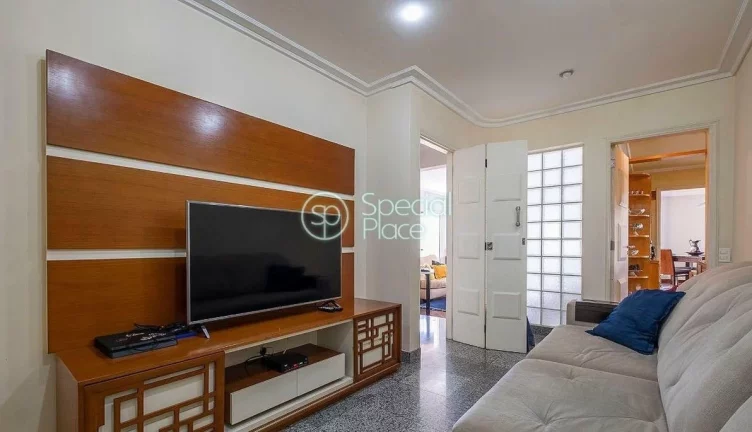 Imagem Apto amplo e iluminado com 220m² muito bem localizado numa via super arborizada. Living amplo para ...