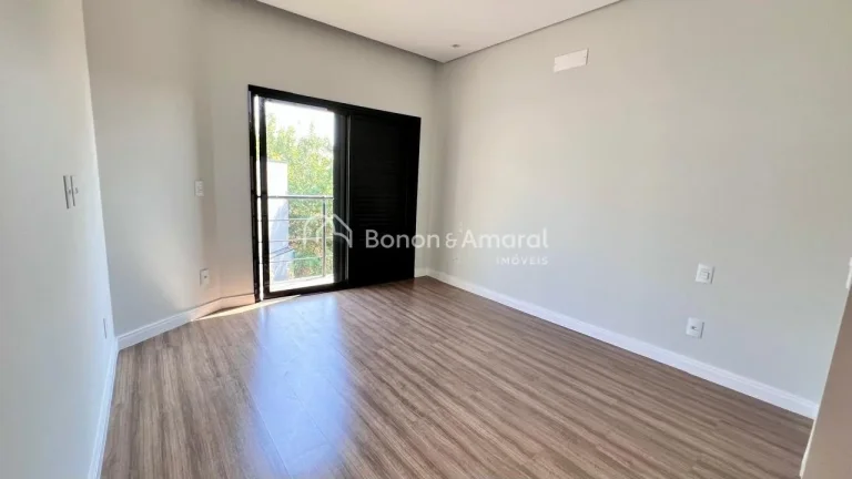 Imagem Apresentamos uma belíssima casa de luxo localizada no exclusivo Condomínio Portal do Jequitibá, e...