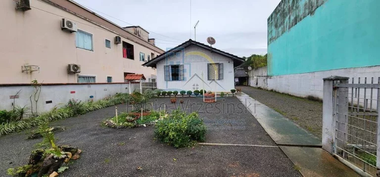 Imagem Terreno com uma casa mista no paranaguamirim