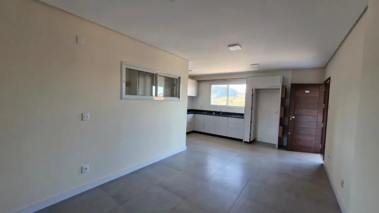 Imagem Apartamento com 2 dormitórios em Garopaba, 1 suíte, semi mobiliado, condomínio com salão de festas. Segurança, pets permitidos e ótima localização.