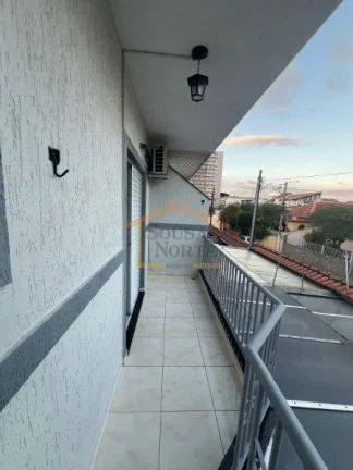 Imagem Sobrado com corredor lateral, 3 dormitÃ³rios, sendo 1 suÃ­te, pisos em madeira, sacada, rico em armÃ...