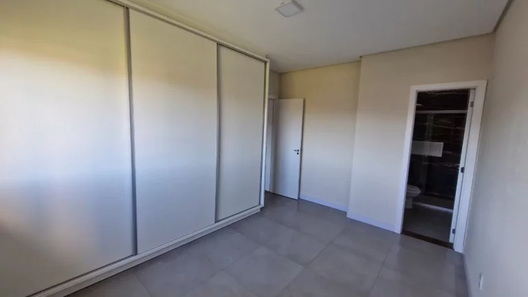 Imagem Apartamento com 2 dormitórios em Garopaba, 1 suíte, semi mobiliado, condomínio com salão de festas. Segurança, pets permitidos e ótima localização.