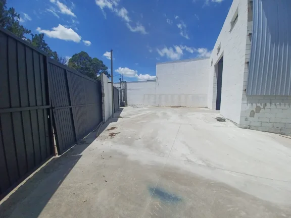 Imagem Belo galpão 800m² com pé direito alto, encostado na Rodovia Raposo Tavares- Sorocaba/SP
