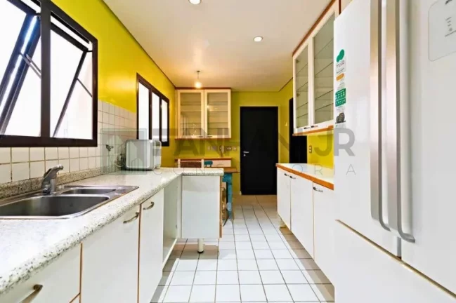 Imagem Apartamento de Luxo na Jardim Europa, São Paulo-SP: 3 quartos, 3 suítes, 3 salas, 5 banheiros, 3 vagas - 225m². Aproveite!