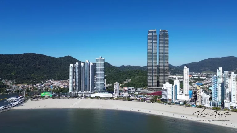 Imagem Apartamento 4 ou + dormitórios para Venda em Balneário Camboriú / SC no bairro Centro