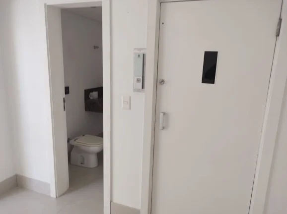 Imagem Excelente Duplex, com 4 dormitórios, sendo 2 suítes, 5 banheiros, 3 vagas de garagem, 3 salas, closet, piscina coberta